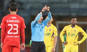 Thể Công bức xúc vì mất bàn thắng và phạt đền ở trận thua SLNA